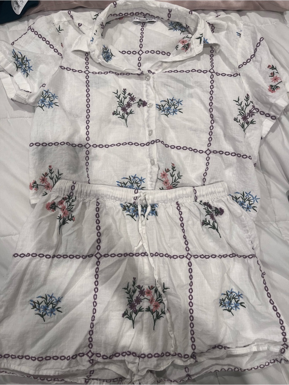 And now this Macys Women's White Floral Patchwork Camp Shirt shorts set summer - Picture 3 of 5